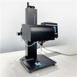 آلة نقش المعادن باستخدام الحاسب الآلي